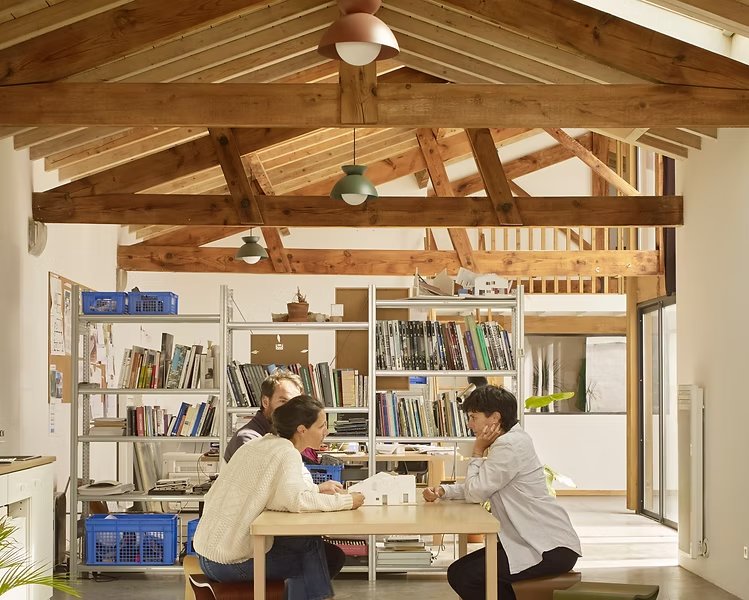 L’équipe Lantoki en atelier sous la charpente en bois